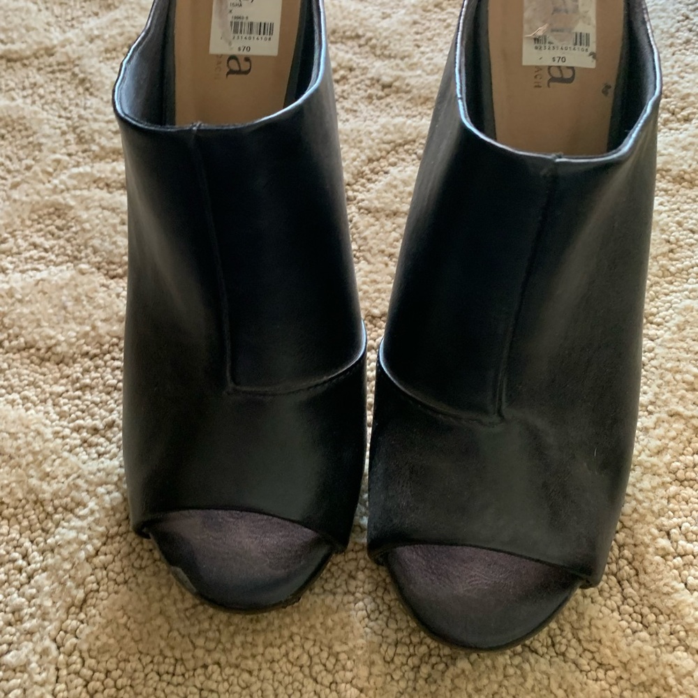 Open tool heeled mule shoe.